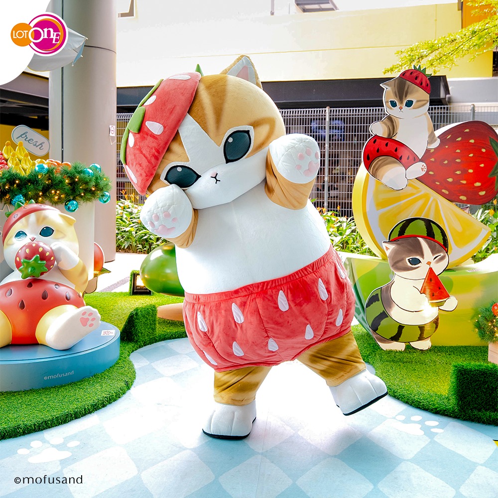 Strawberry-meow mascot posing with excited attendees