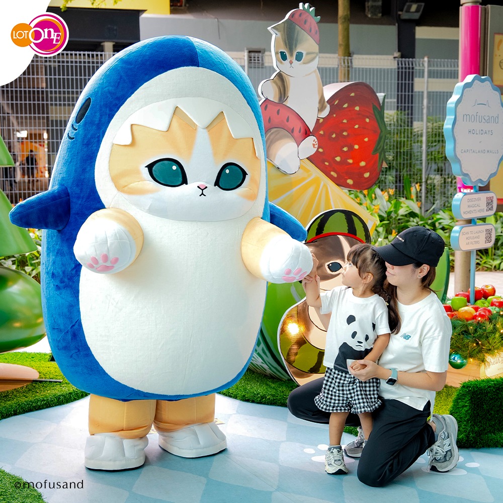 Crowds gathered to see the Mofusand mascots, Shark-meow and Strawberry-meow