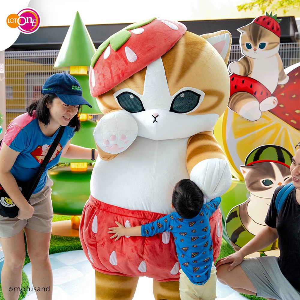 Shark-meow mascot greeting fans at the Mofusand event