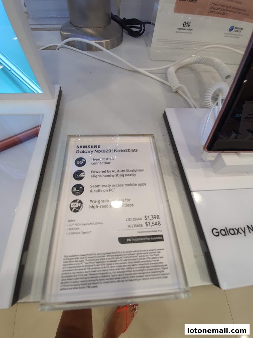 A display showcasing the Samsung Galaxy Note20 and Note20 5G with pricing and features.