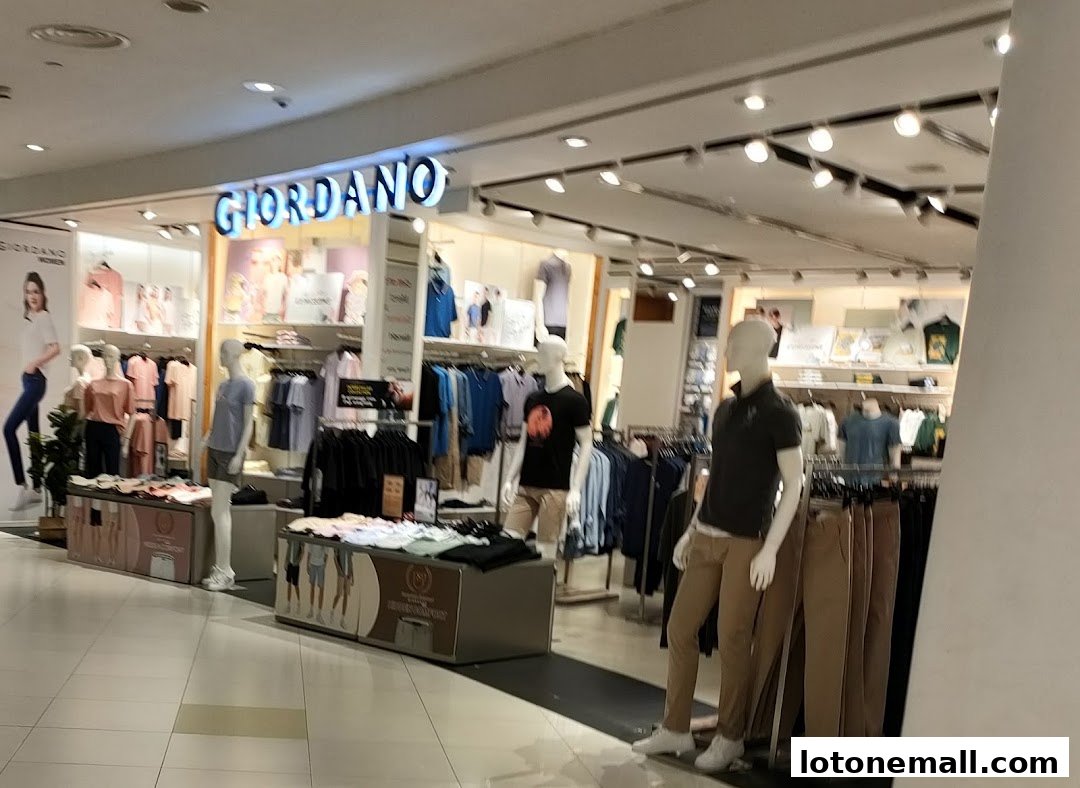 Interior view of a Giordano clothing store with mannequins displaying apparel.