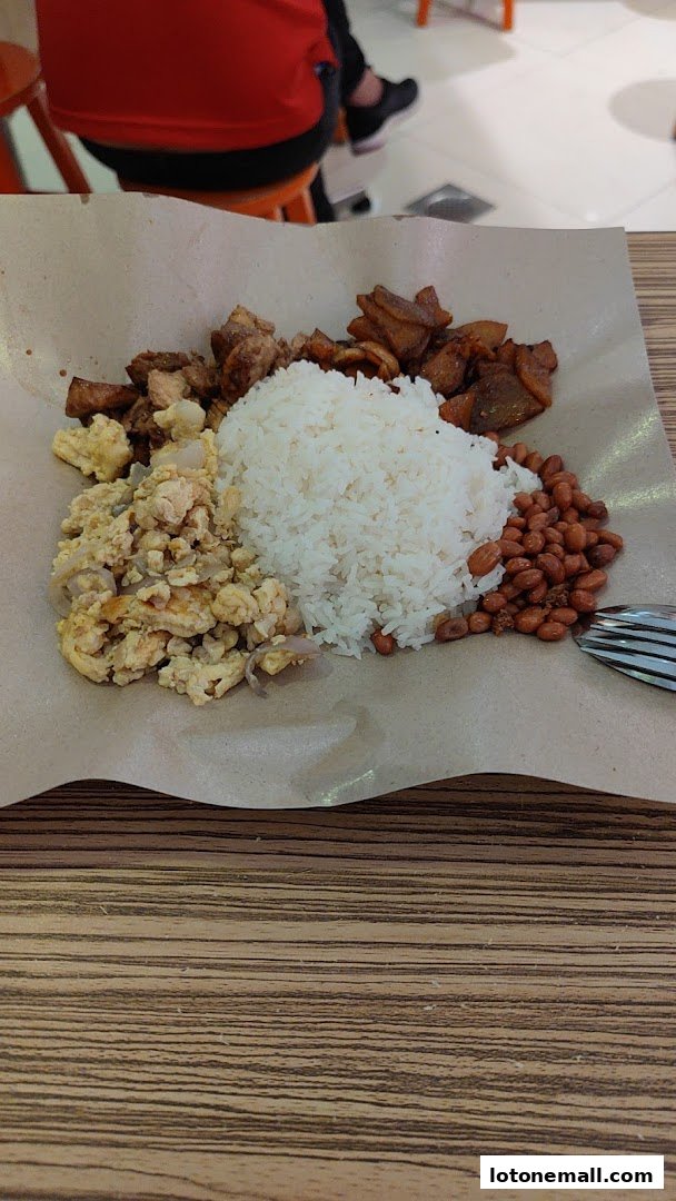 A plate of Hainanese curry rice with scrambled eggs, peanuts, and meat.