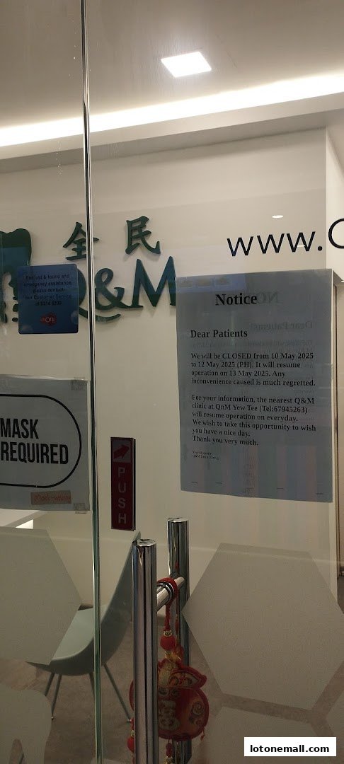 The entrance to Q&M Dental Surgery with a notice about temporary closure.