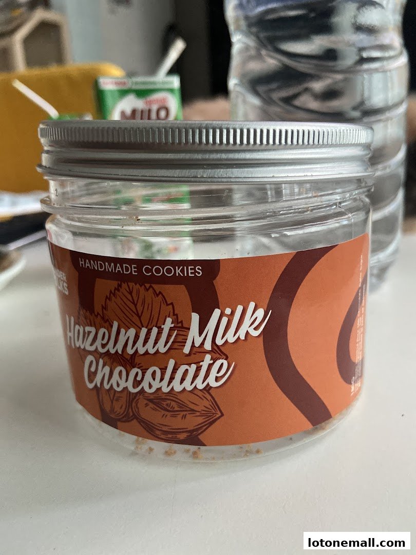A jar of Hazelnut Milk Chocolate handmade cookies from Wunderfolks.